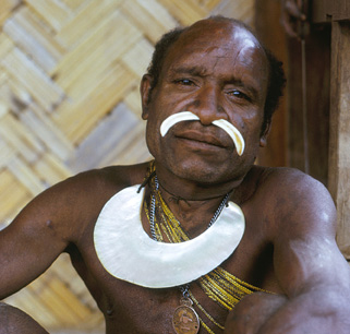 [Angu man wears his large, beautiful kina shell necklace: 188k]