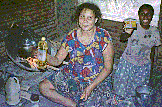 [Barbara Smak preparing dinner in a Chambri fireplace pot: 38k]